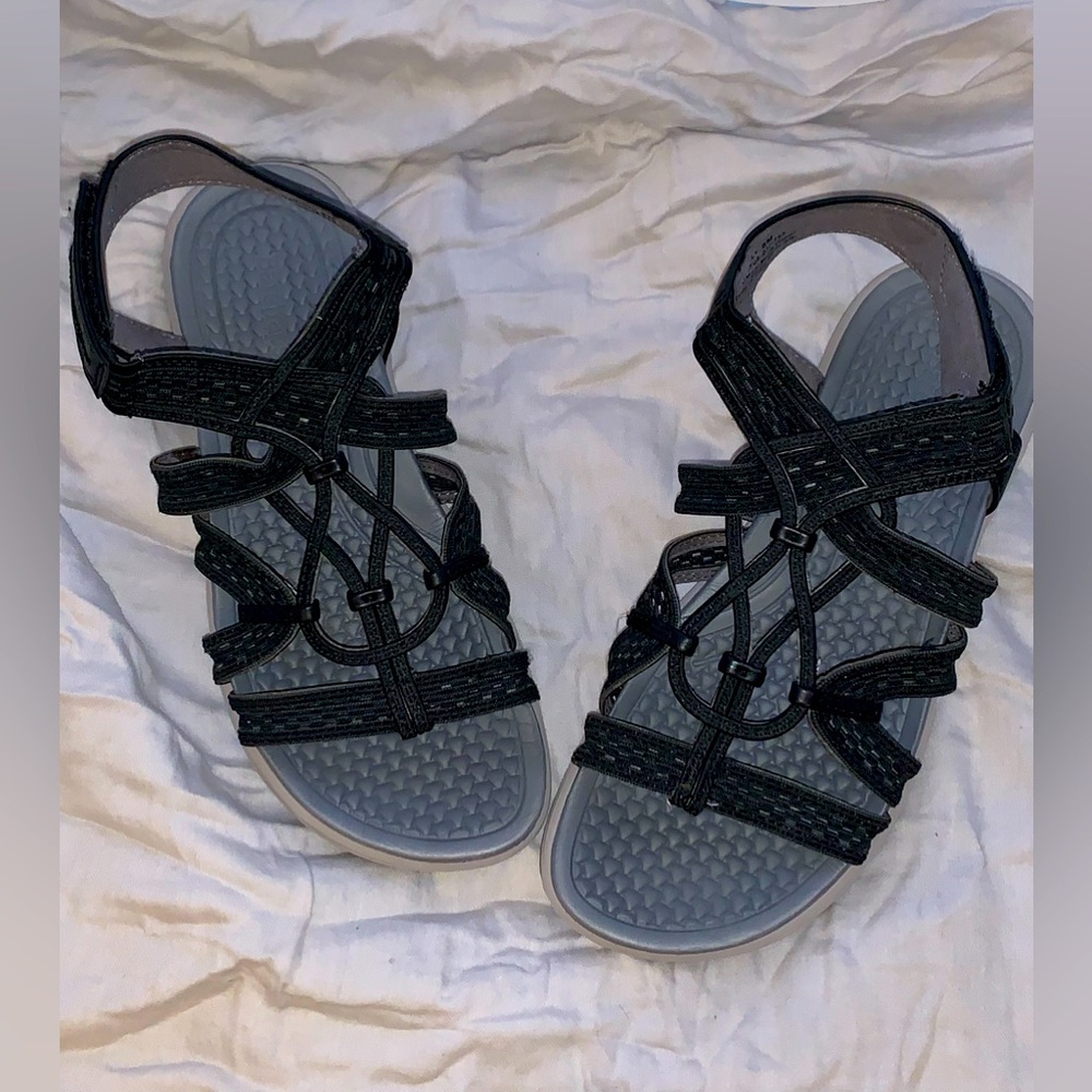 Women’s comfortable black size 8 Bare Trap sandals